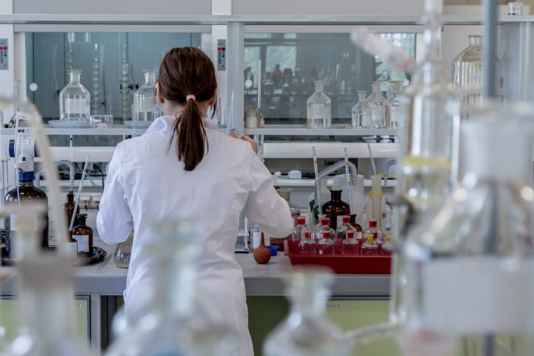 laboratory-gb955044a3_1920-768x512